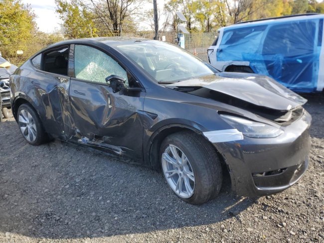 Salvage 2024 Tesla Model Y  in Серый