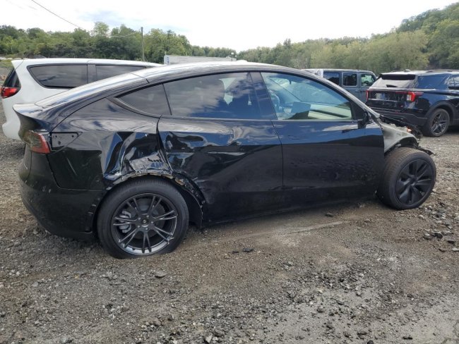 Salvage 2025 Tesla Model Y  in Black