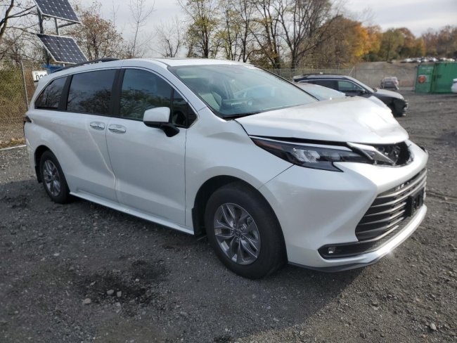 Salvage 2025 Toyota Sienna  in White