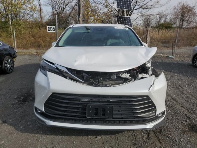 Salvage 2025 Toyota Sienna  in White