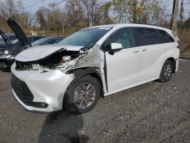 Salvage 2025 Toyota Sienna  in White