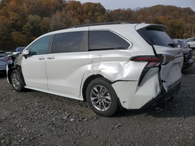 Salvage 2025 Toyota Sienna  in White
