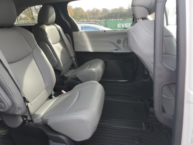 Salvage 2025 Toyota Sienna  in White