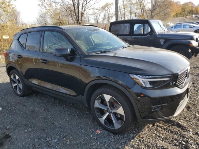 Salvage 2025 Volvo Xc40  in Black