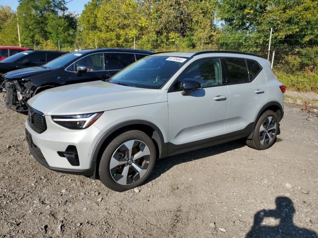 Salvage 2024 Volvo Xc40  in Gray