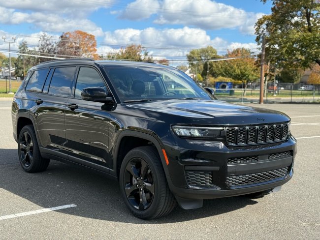 Salvage 2023 Jeep Grand Cherokee L Laredo in Черный