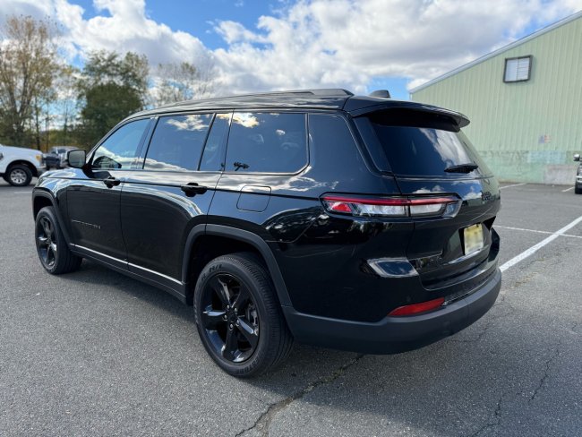 Salvage 2023 Jeep Grand Cherokee L Laredo in Черный
