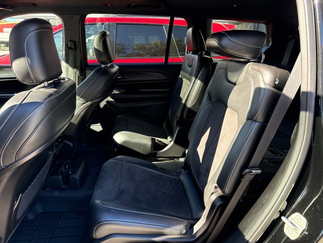 Salvage 2023 Jeep Grand Cherokee L Laredo in Черный