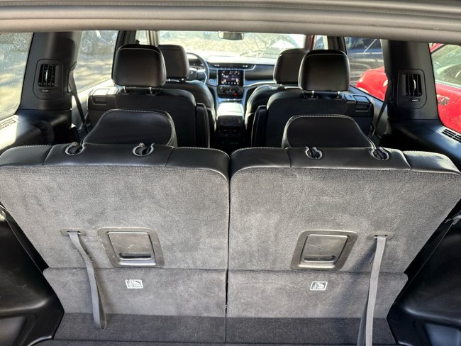 Salvage 2023 Jeep Grand Cherokee L Laredo in Черный