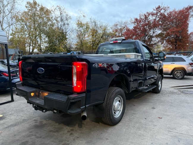 Salvage 2023 Ford F-250 Super Duty Xlt in Синий