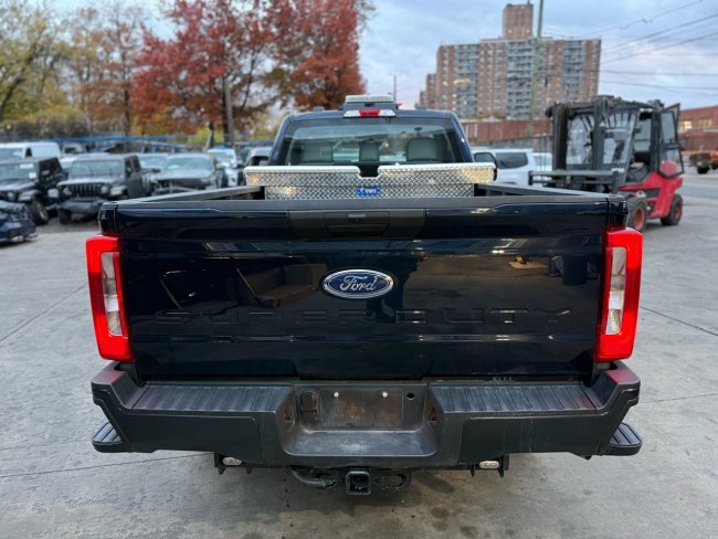 Salvage 2023 Ford F-250 Super Duty Xlt in Синий