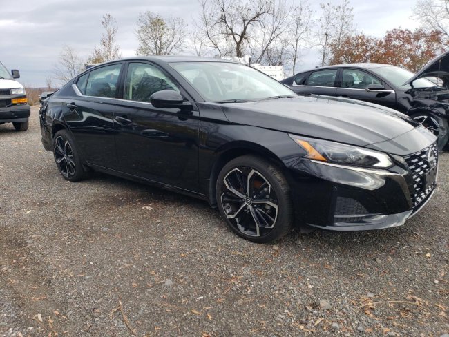 Salvage 2025 Nissan Altima Sr in Black