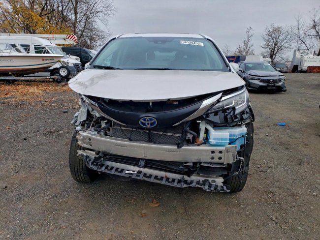 Salvage 2023 Toyota Sienna Braunability in White