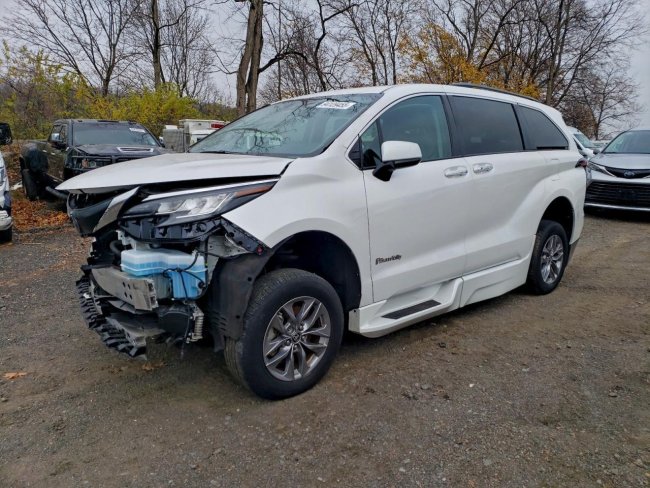 Salvage 2023 Toyota Sienna Braunability in White