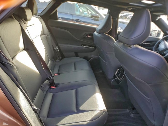 Salvage 2025 Toyota Crown Signia Xle in Коричневый