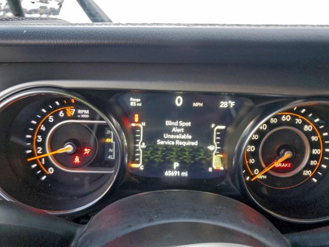 Salvage 2021 Jeep Wrangler Unlimited Sahara in Белый