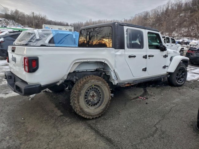 Salvage 2023 Jeep Gladiator  in White