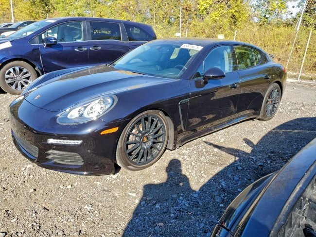 Salvage 2016 Porsche Panamera  in Черный