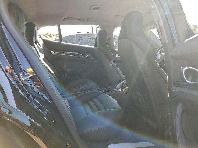 Salvage 2016 Porsche Panamera  in Черный