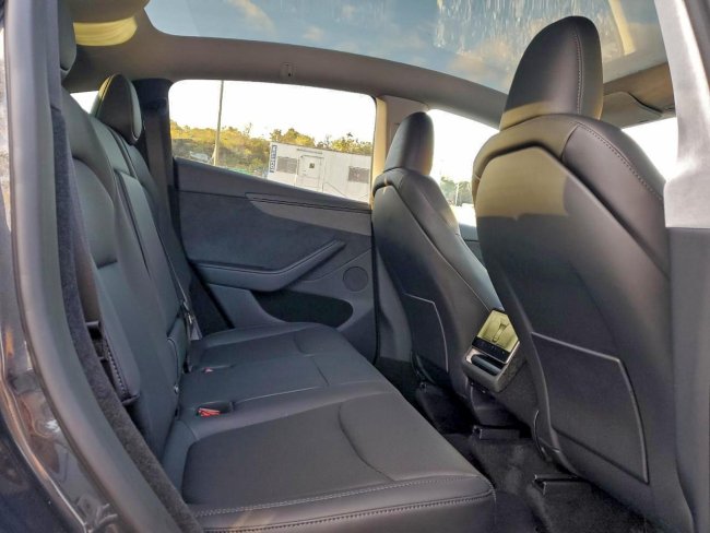 Salvage 2026 Tesla Model Y  in Черный