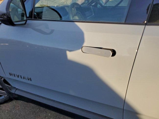 Salvage 2025 Rivian R1s Adventure in Gray