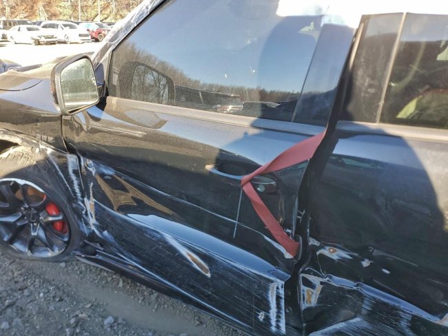 Salvage 2022 Dodge Durango Srt 392 in Черный