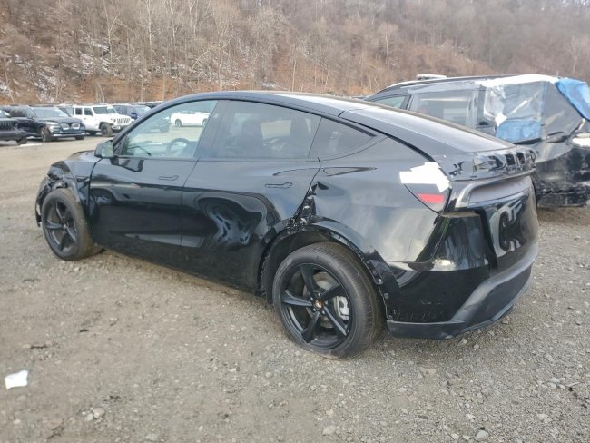 Salvage 2026 Tesla Model Y  in Черный