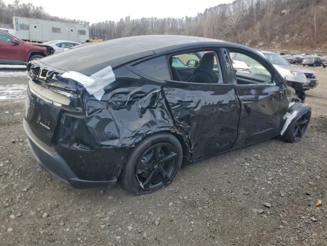 Salvage 2026 Tesla Model Y  in Черный
