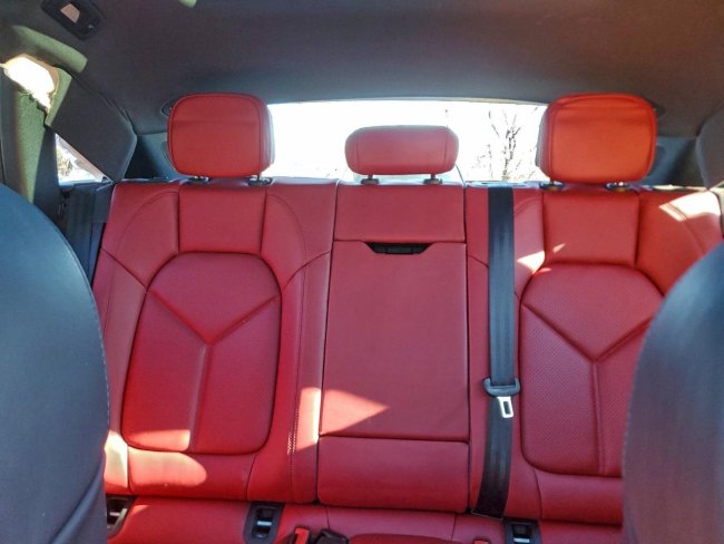 Salvage 2023 Porsche Macan  in Белый