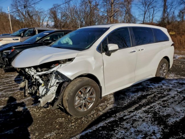 Salvage 2024 Toyota Sienna Xle in White
