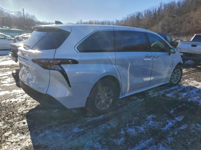 Salvage 2024 Toyota Sienna Xle in White