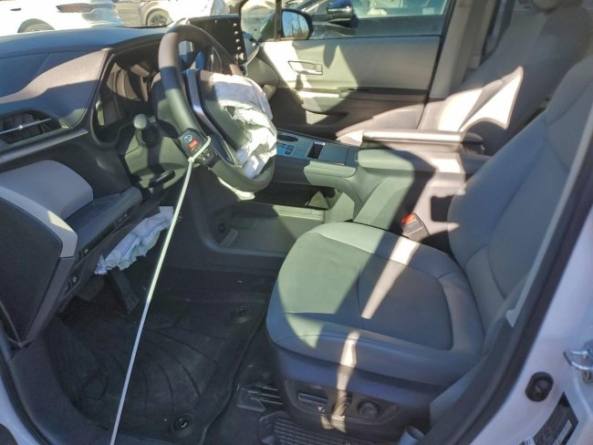 Salvage 2024 Toyota Sienna Xle in White