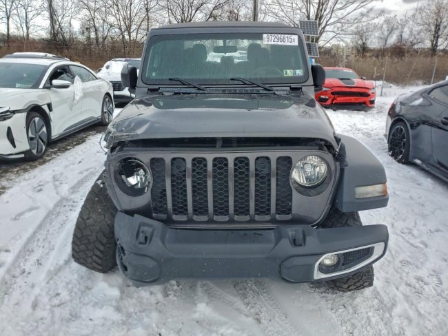 Salvage 2023 Jeep Gladiator  in Черный