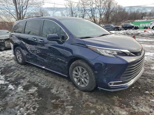 Salvage 2022 Toyota Sienna Xle in Blue