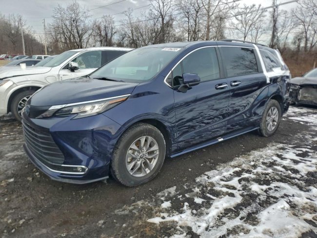 Salvage 2022 Toyota Sienna Xle in Blue