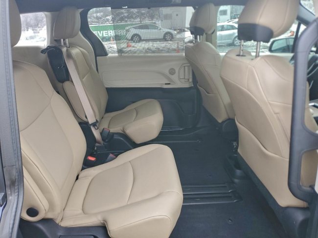 Salvage 2022 Toyota Sienna Xle in Blue