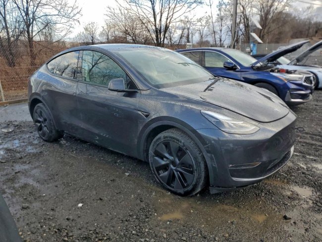 Salvage 2025 Tesla Model Y  in Черный