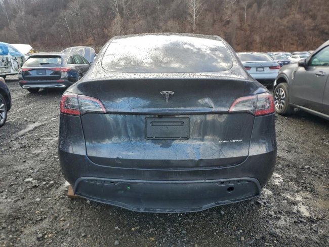 Salvage 2025 Tesla Model Y  in Черный
