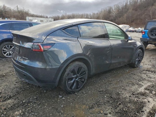 Salvage 2025 Tesla Model Y  in Черный