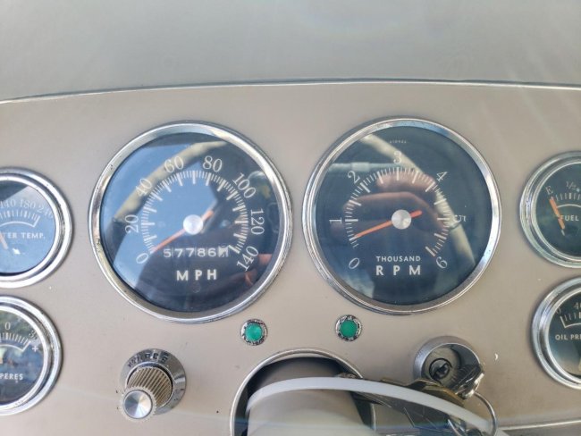 Salvage 1963 Studebaker Avanti  in Коричневый