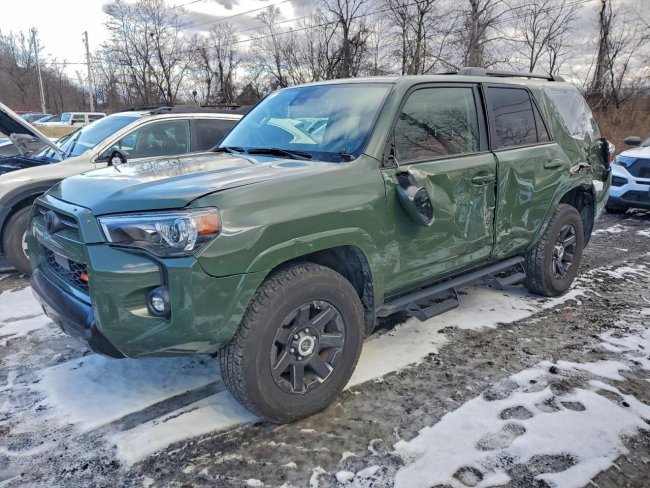 Salvage 2021 Toyota 4runner  in Зеленый