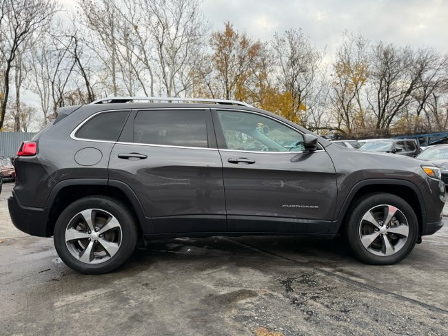 Salvage 2019 Jeep Cherokee Limited in Gray