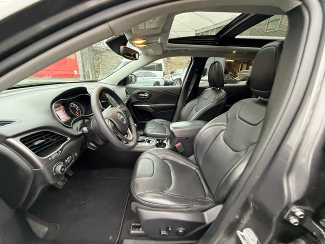 Salvage 2019 Jeep Cherokee Limited in Gray