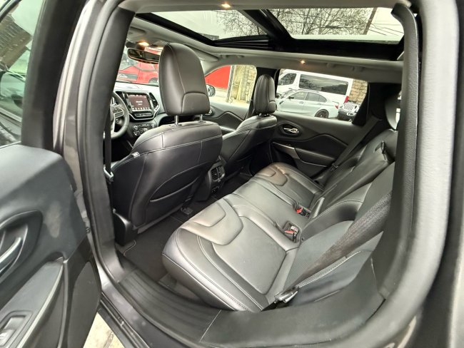 Salvage 2019 Jeep Cherokee Limited in Gray