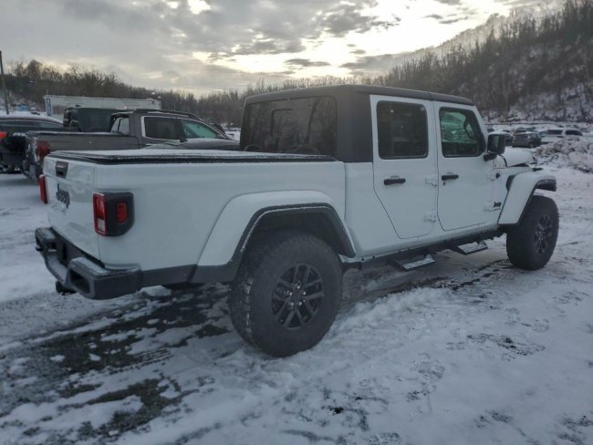 Salvage 2022 Jeep Gladiator Sport in White