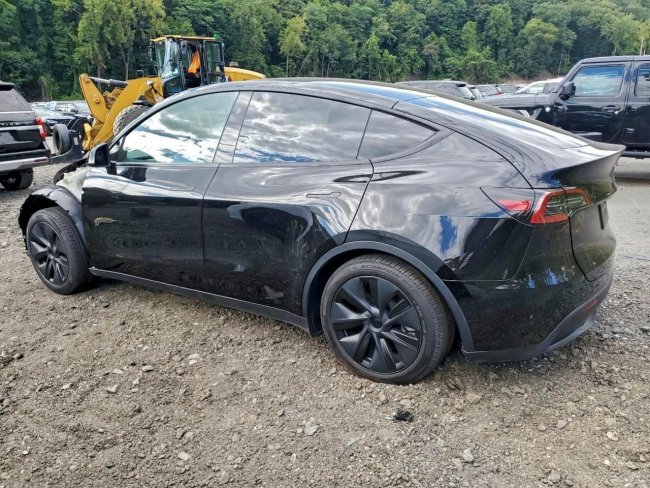 Salvage 2025 Tesla Model Y  in Black