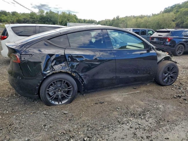 Salvage 2025 Tesla Model Y  in Black