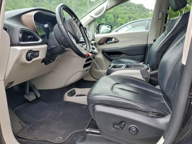 Salvage 2018 Chrysler Pacifica Touring L in Gray