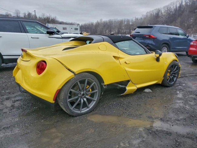 Salvage 2015 Alfa Romeo 4c Spider in Yellow