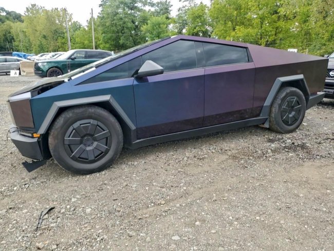 Salvage 2024 Tesla Cybertruck  in Gray